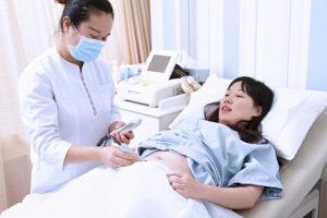 sonographer-giving-pregnant-patient-ultrasound-sca-2022-03-04-01-49-06-utc